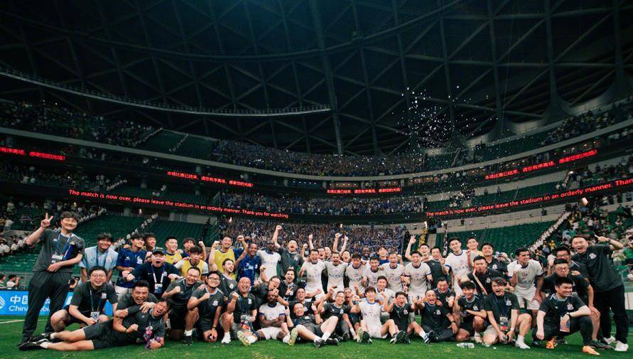 关于竞技场上一幕幕感人画面，球迷热泪盈眶的信息