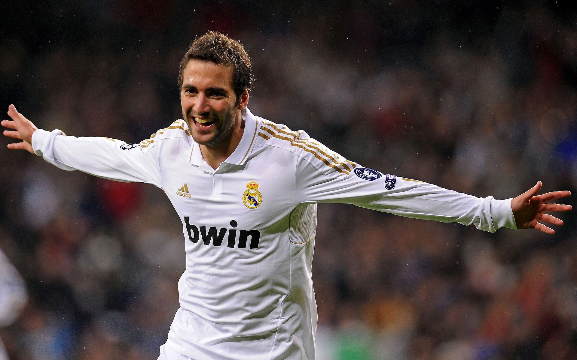 绿茵双城记，英超争冠的窒息博弈与德国战车的加勒比征服