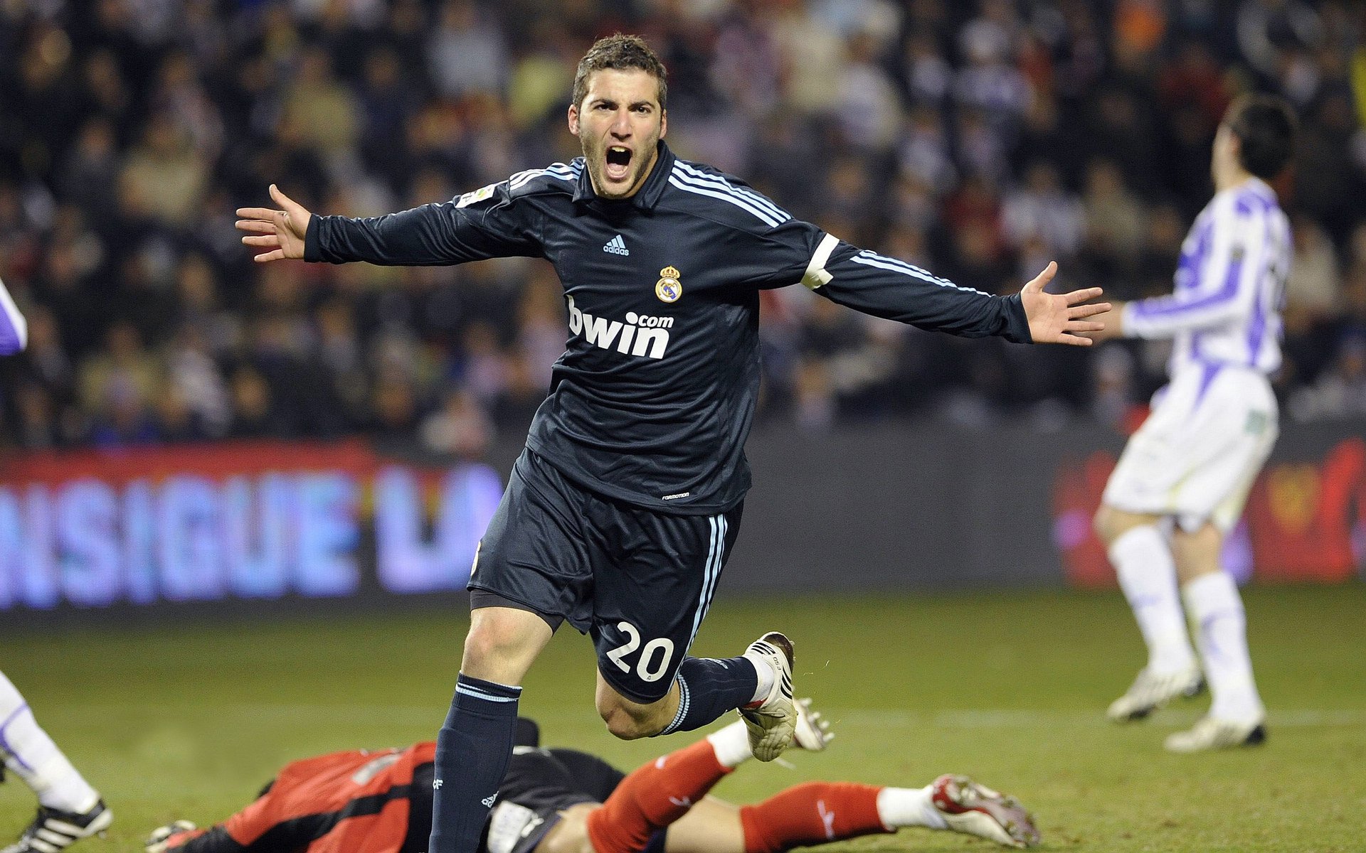 莱万主宰比赛走向，比利亚雷亚尔决胜局带走牙买加